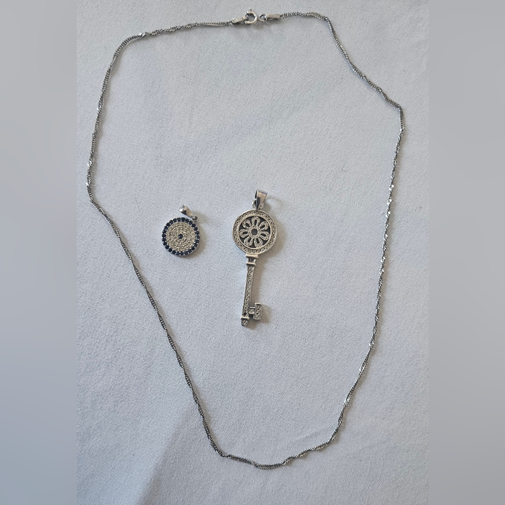 Elegant Silver Key Pendant Necklace Set
